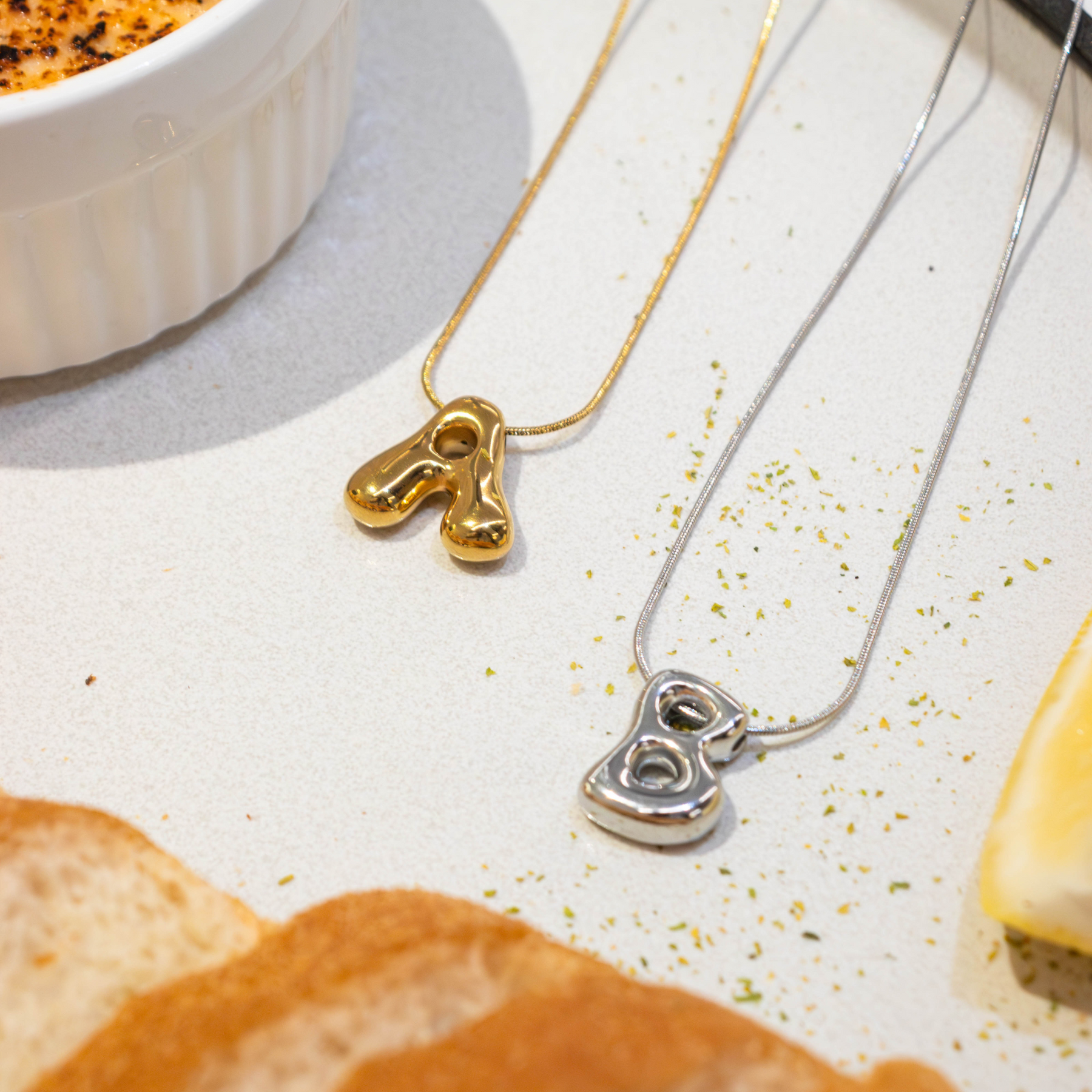 Colar inicial com letras de bolhas douradas brilhantes