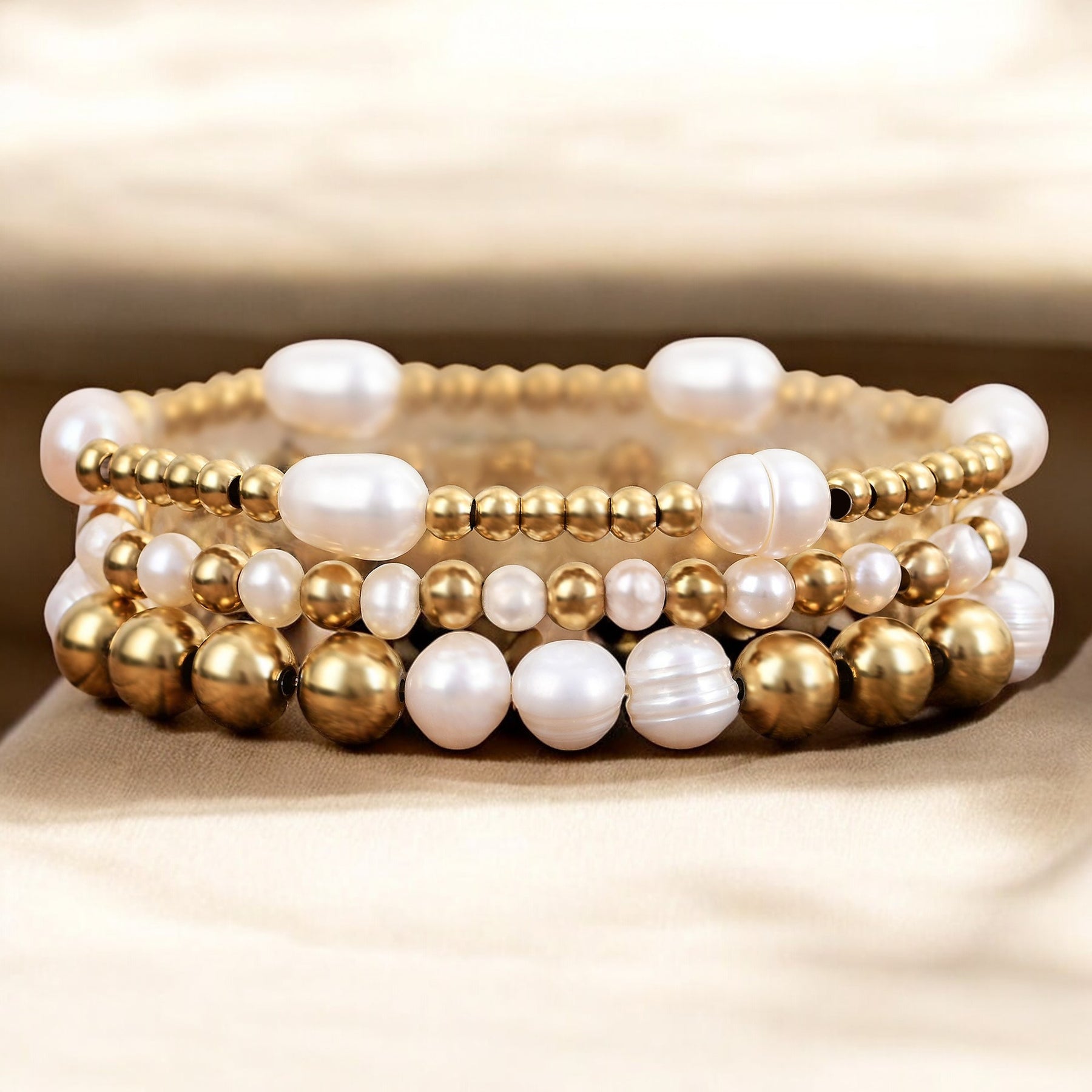 Conjunto de Pulseiras com Pérolas de Água Doce Douradas