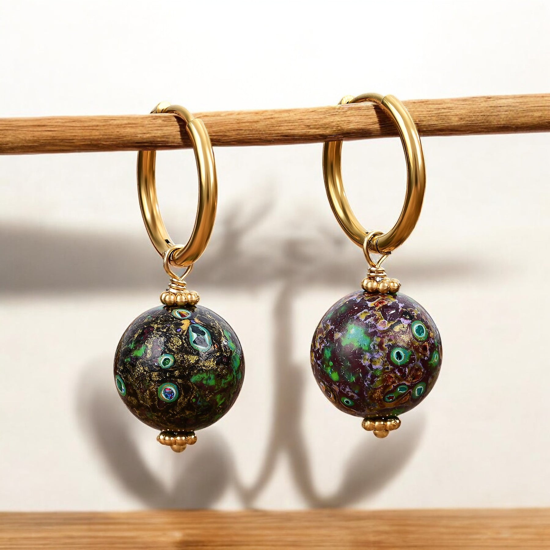Brincos de Argola com Orbe Manchado Eclipse Esmeralda