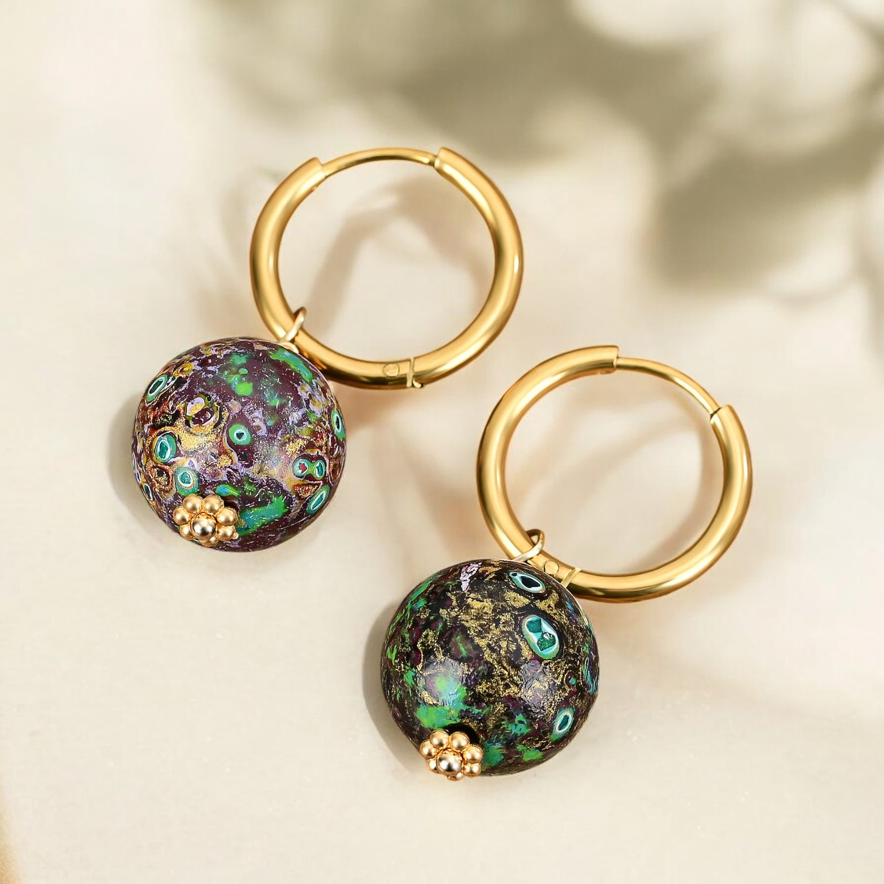 Brincos de Argola com Orbe Manchado Eclipse Esmeralda