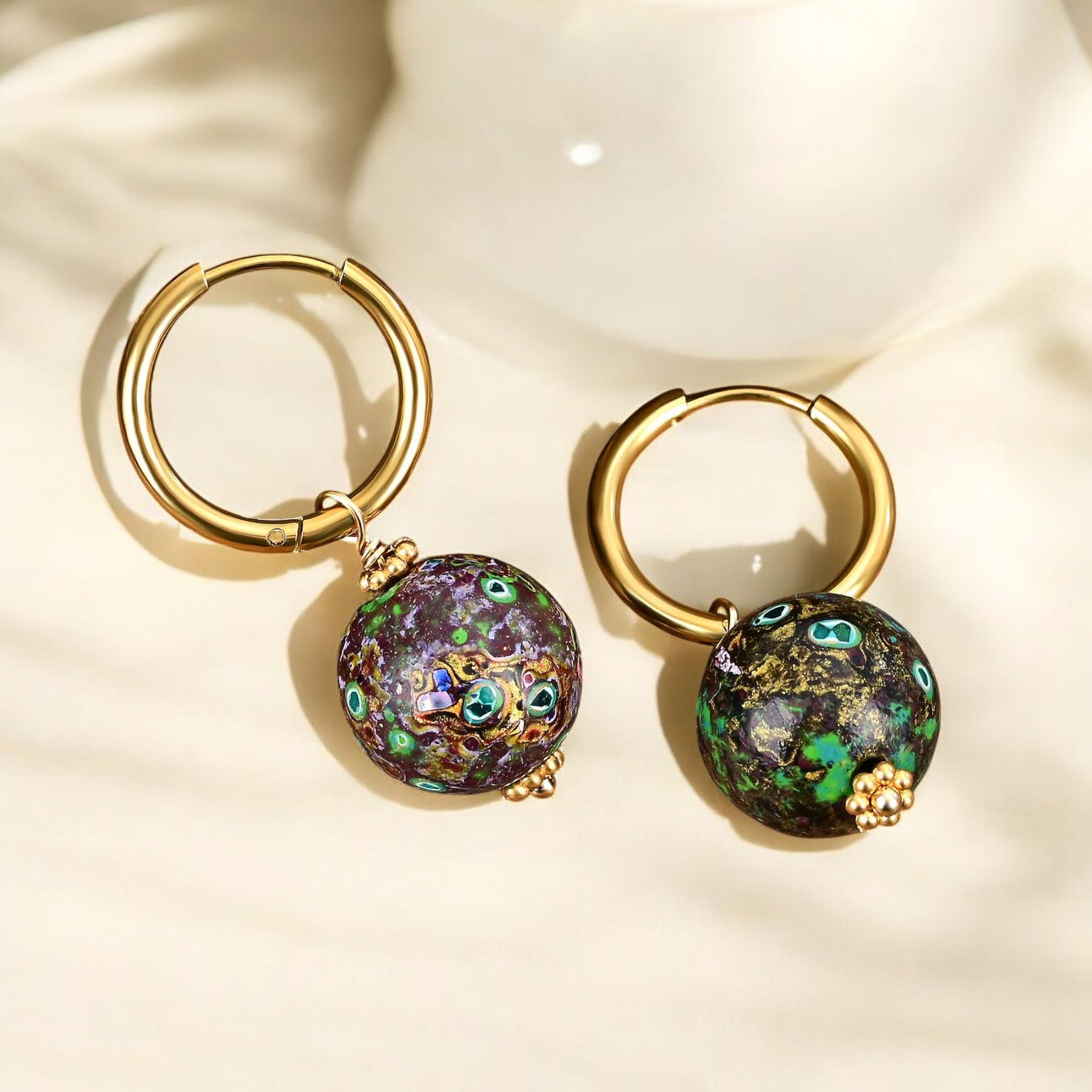 Brincos de Argola com Orbe Manchado Eclipse Esmeralda