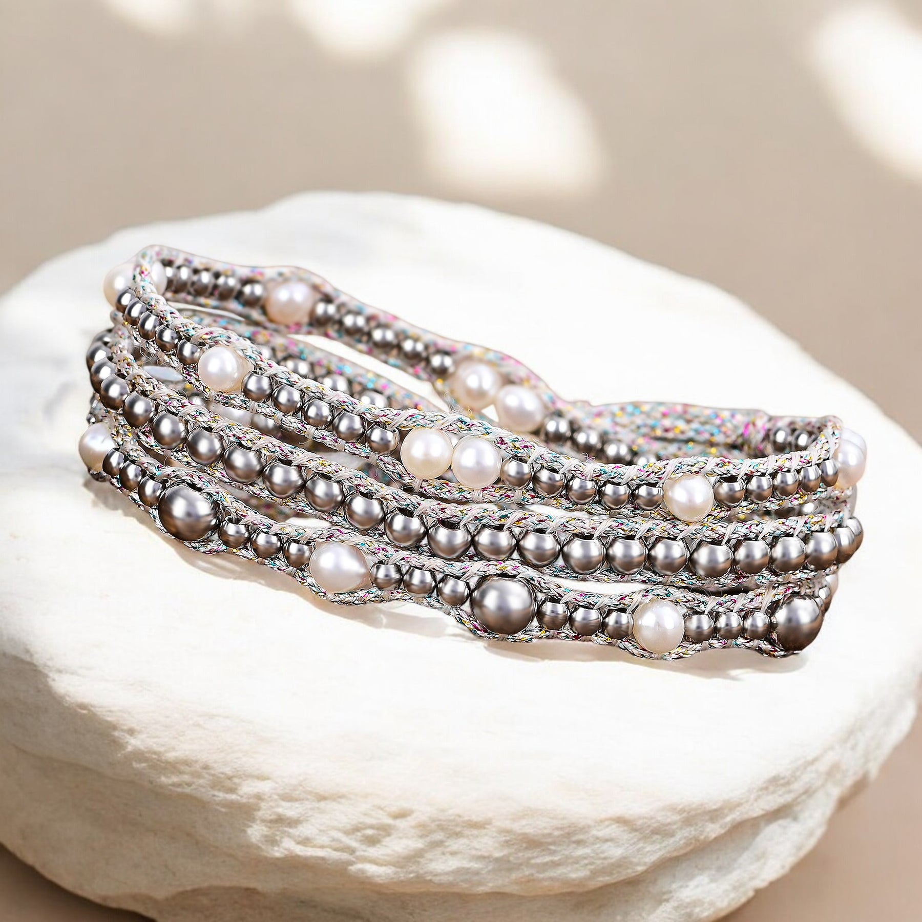Pulseira Envolvente de Proteção com Pérola Brilhante