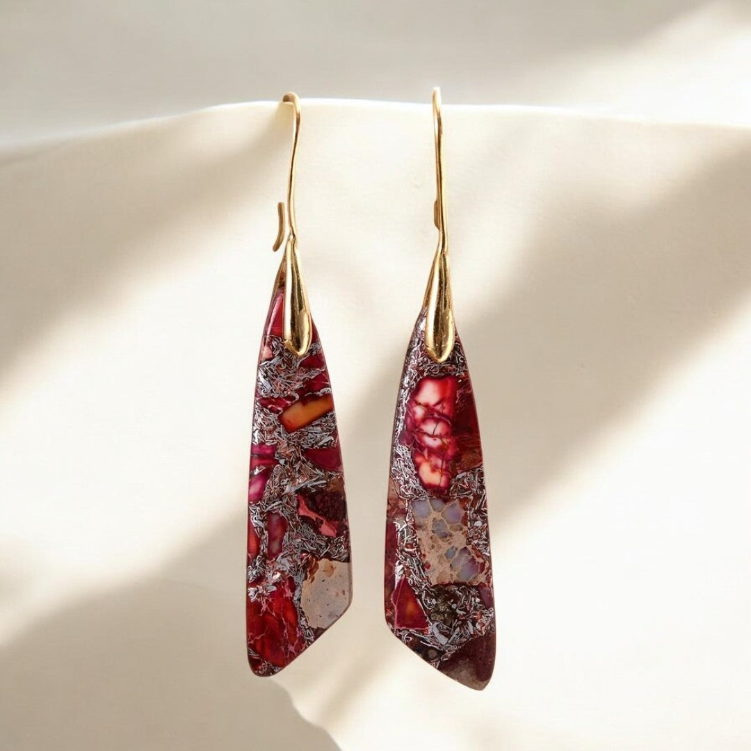 Brincos de gancho de regalita vermelho antigo