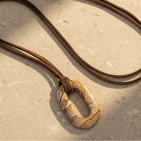 Colar Serenidade Pedra Imagem de Camurça